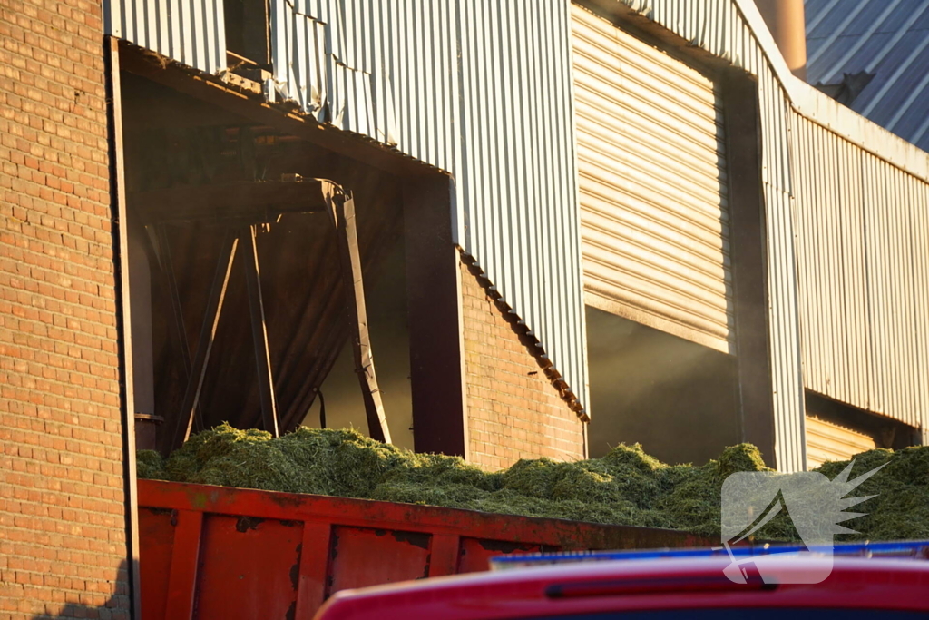 Meerdere brandweer eenheden ingezet bij brand grasdrogerij