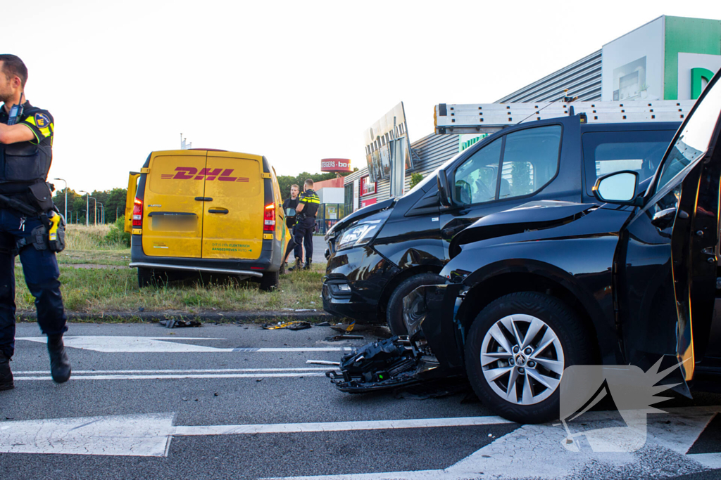 Ongeval met DHL-bus leidt tot botsing met meerdere voertuigen