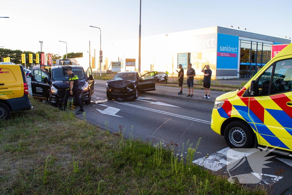 Ongeval met DHL-bus leidt tot botsing met meerdere voertuigen
