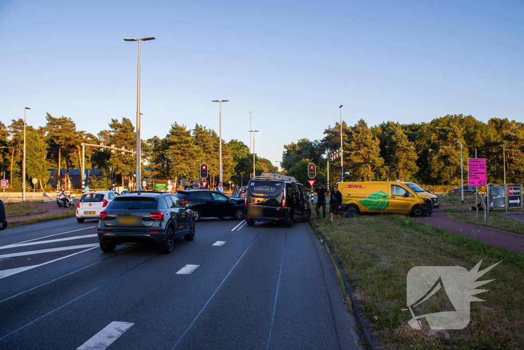 Ongeval met DHL-bus leidt tot botsing met meerdere voertuigen
