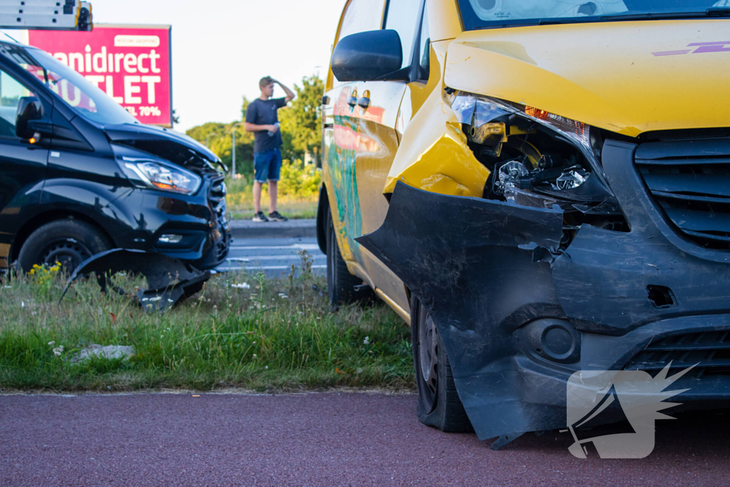 Ongeval met DHL-bus leidt tot botsing met meerdere voertuigen