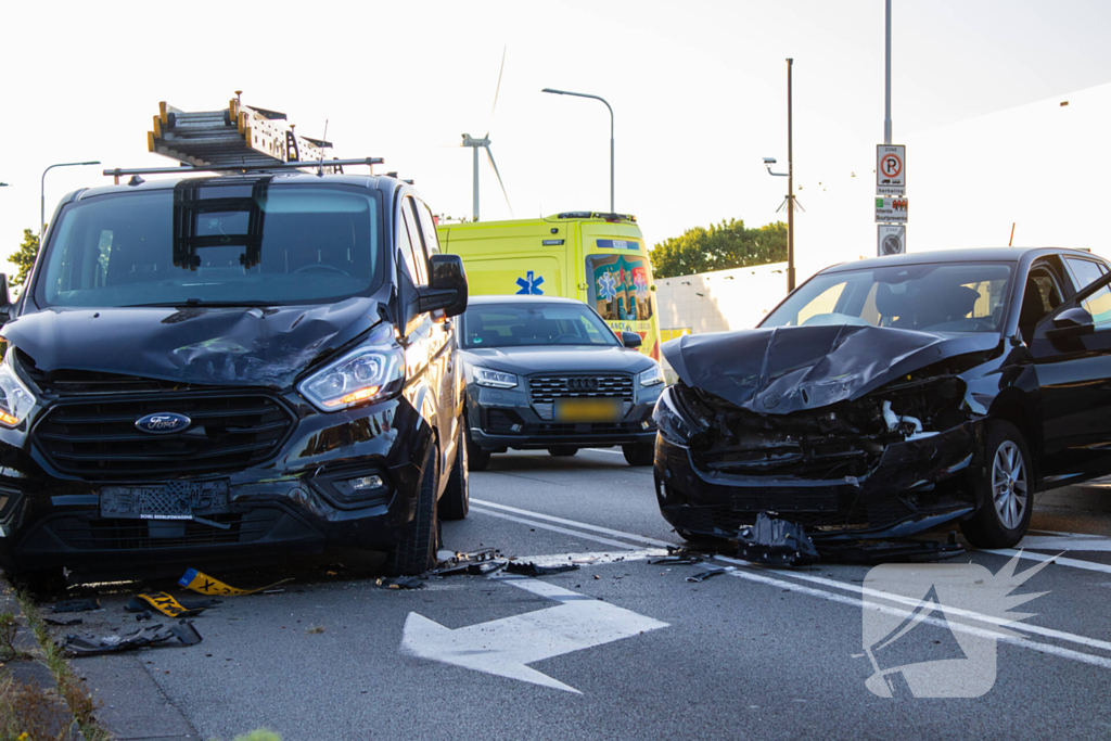 Ongeval met DHL-bus leidt tot botsing met meerdere voertuigen