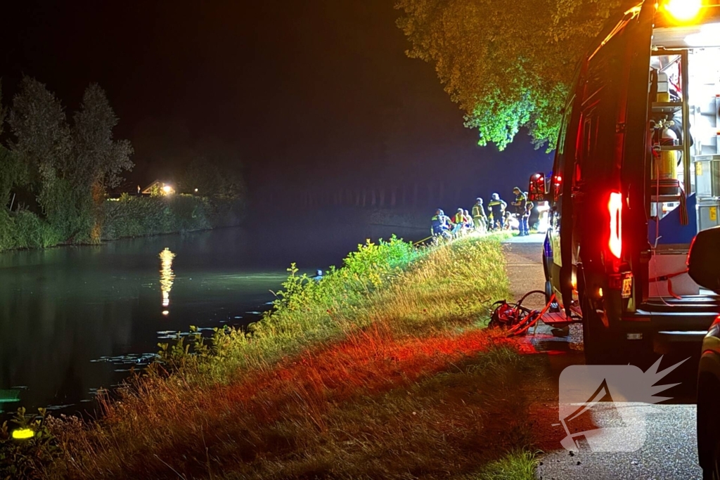 Man met verward gedrag valt in water