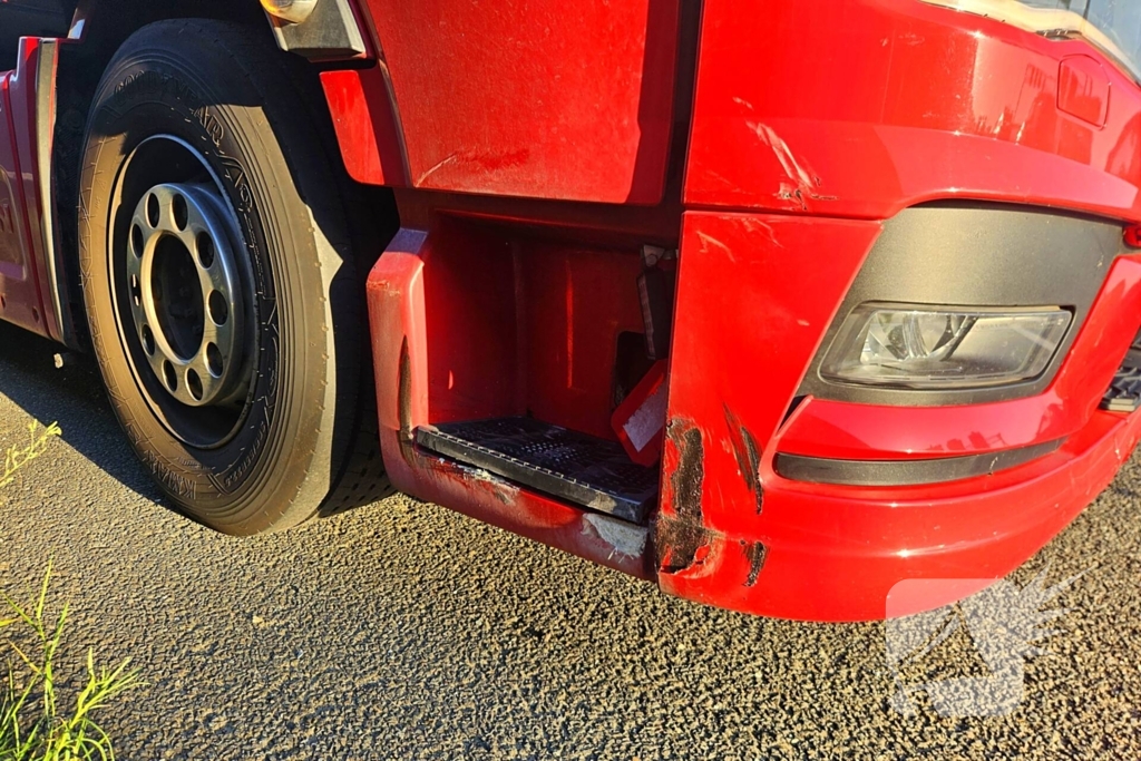 Vrachtwagen botst met personenauto