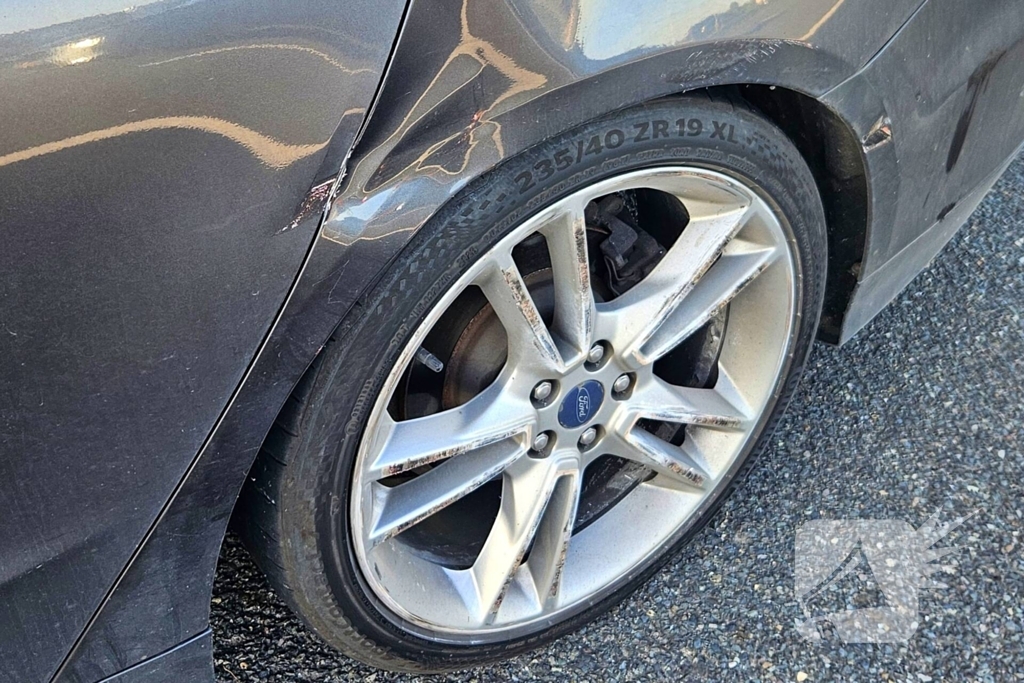 Vrachtwagen botst met personenauto