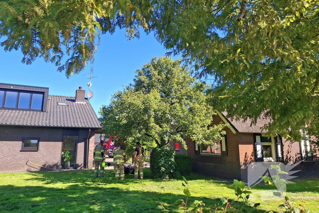 Brandweer in actie bij woningbrand