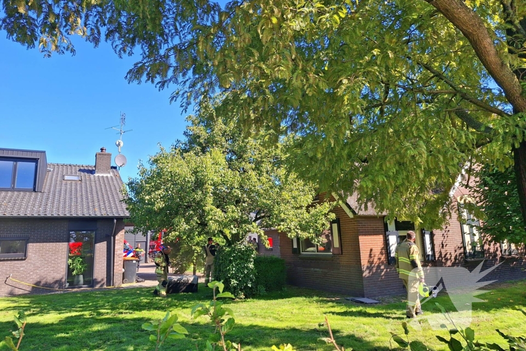 Brandweer in actie bij woningbrand