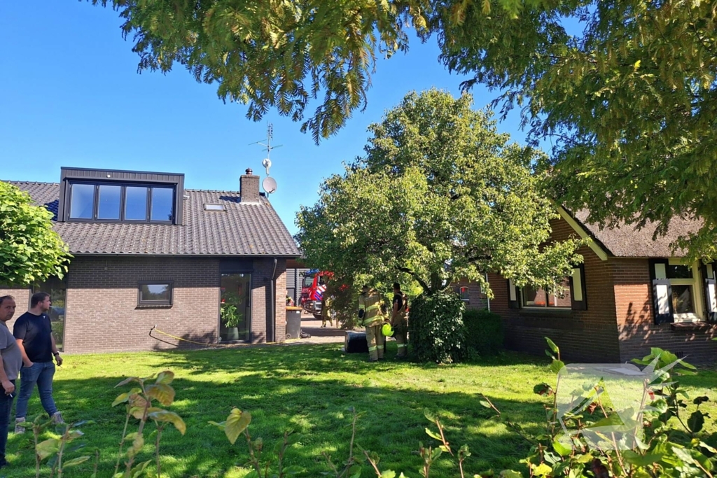 Brandweer in actie bij woningbrand