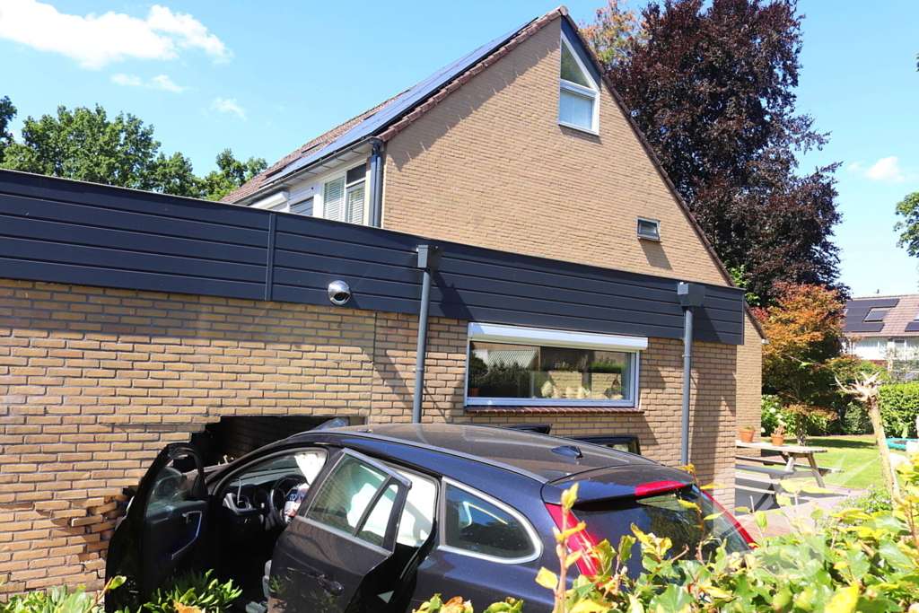 Auto tegen woning na ongeval