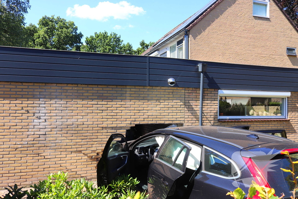 Auto tegen woning na ongeval