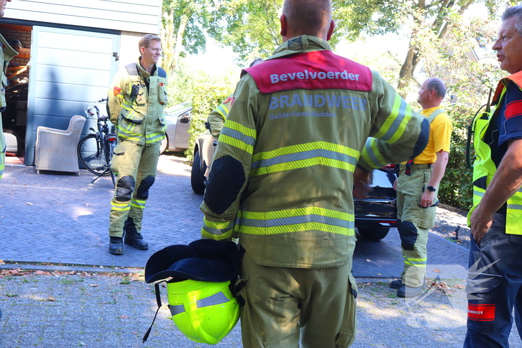 Auto tegen woning na ongeval