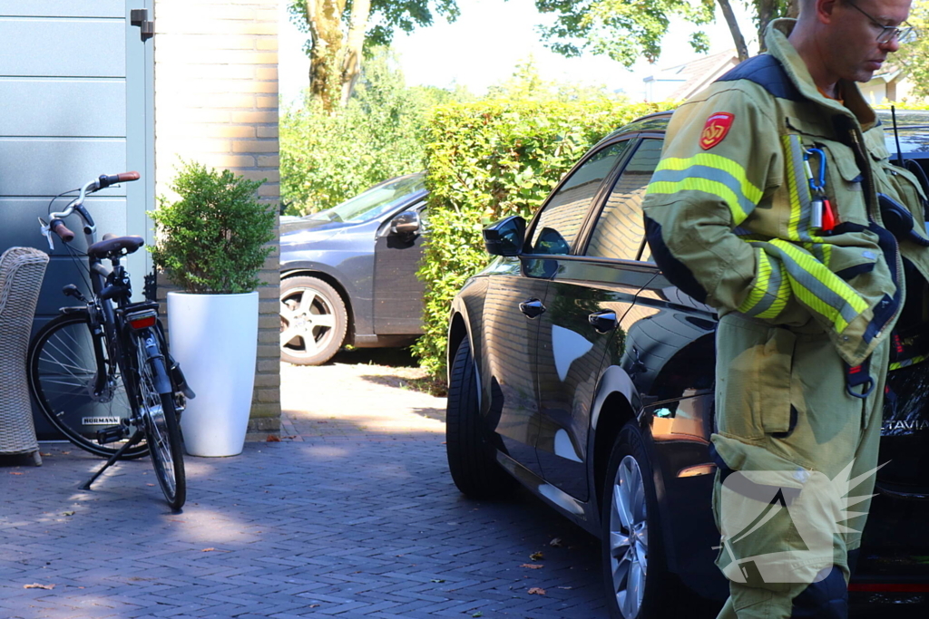 Auto tegen woning na ongeval