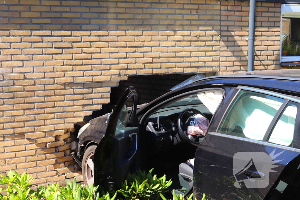 Auto tegen woning na ongeval