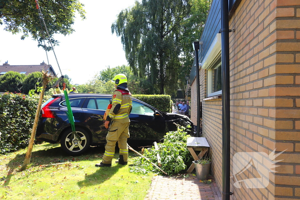 Auto tegen woning na ongeval