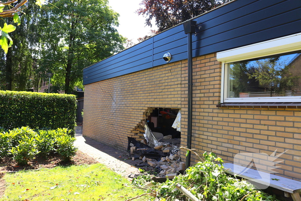 Auto tegen woning na ongeval