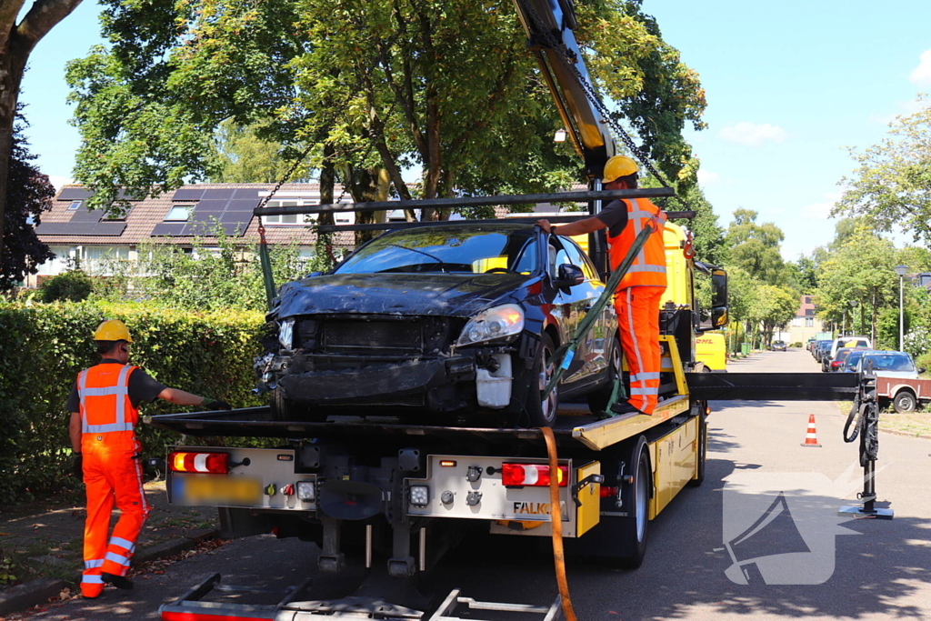 Auto tegen woning na ongeval