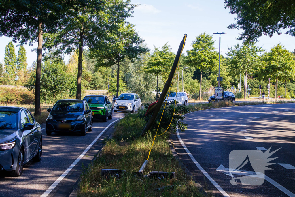 Lantarenpaal omver gereden