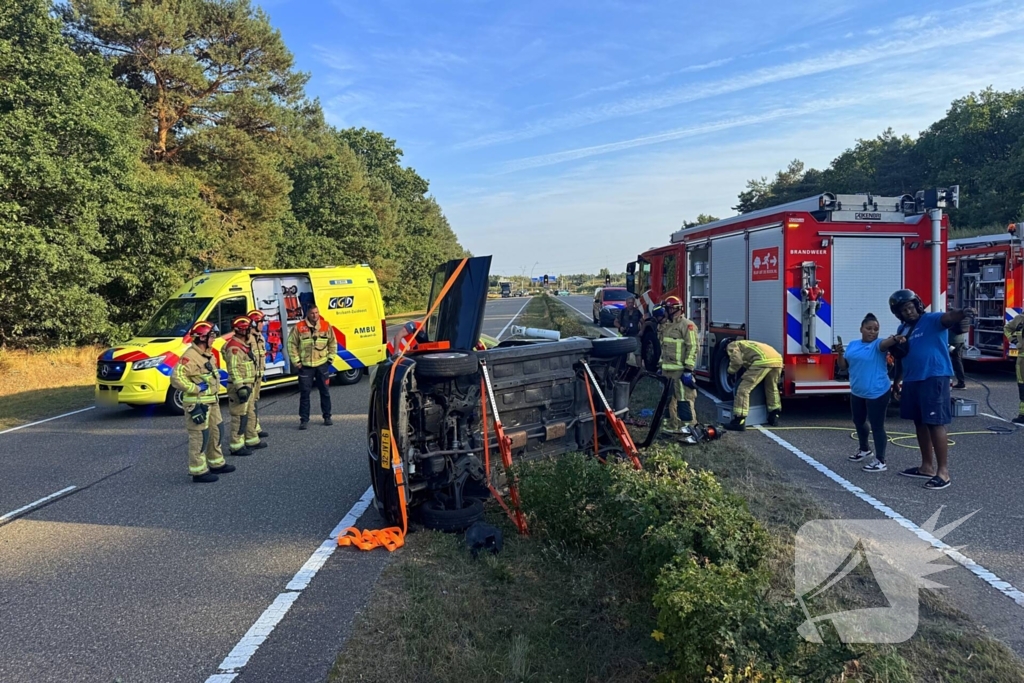 Auto gelanceerd in de berm