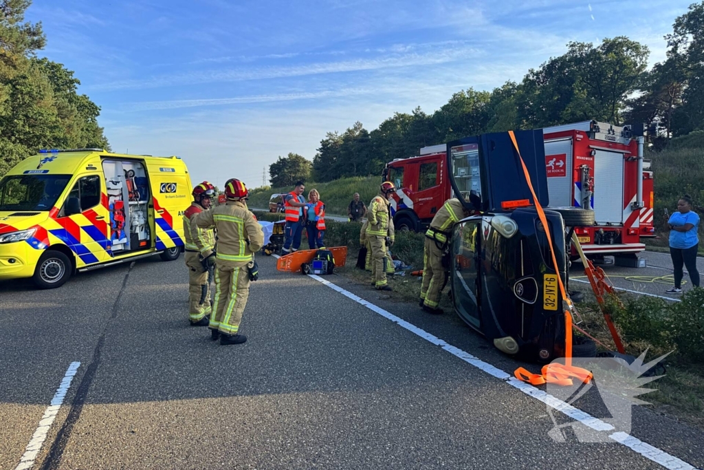 Auto gelanceerd in de berm