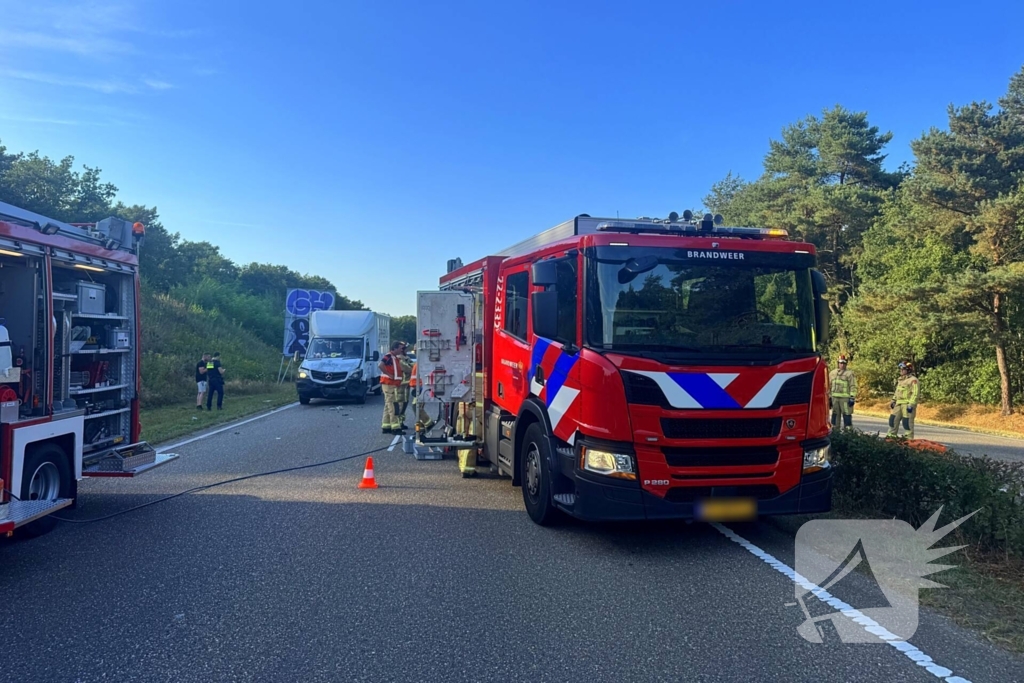Auto gelanceerd in de berm