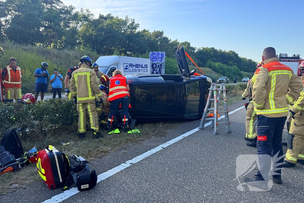 Auto gelanceerd in de berm