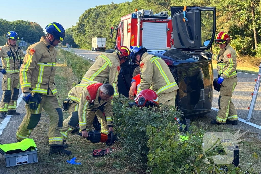 Auto gelanceerd in de berm
