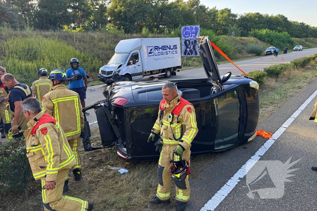 Auto gelanceerd in de berm