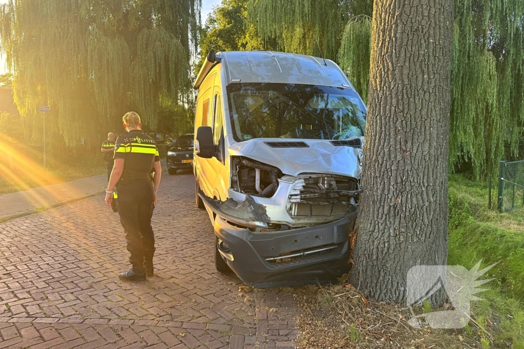 Camper botst tegen boom door bij