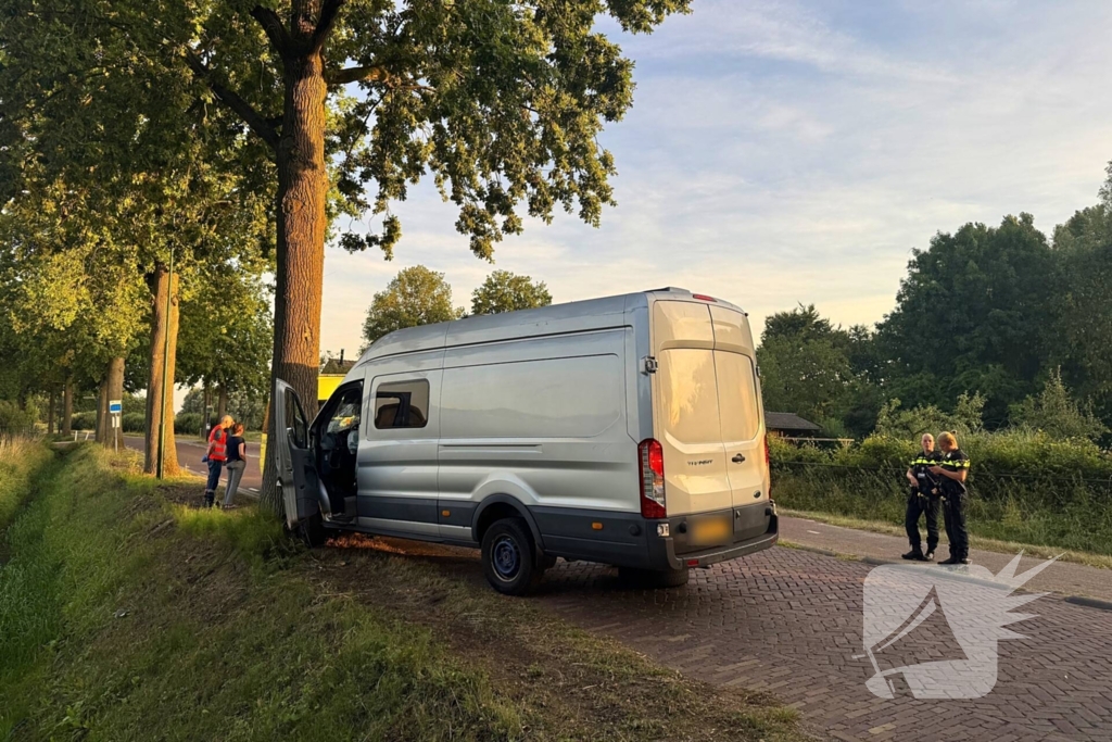 Camper botst tegen boom door bij