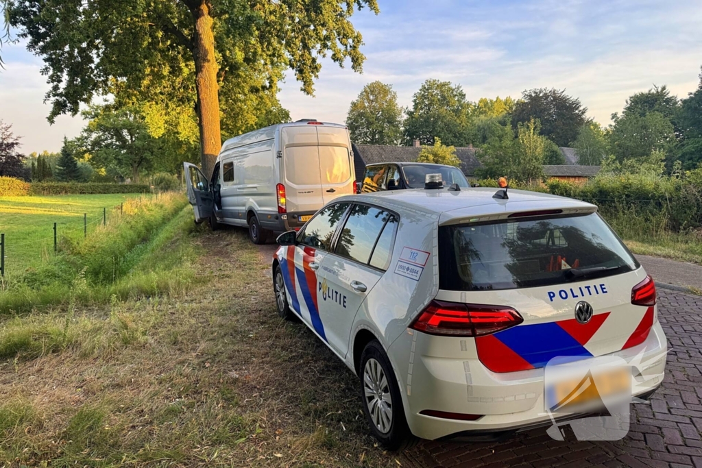 Camper botst tegen boom door bij