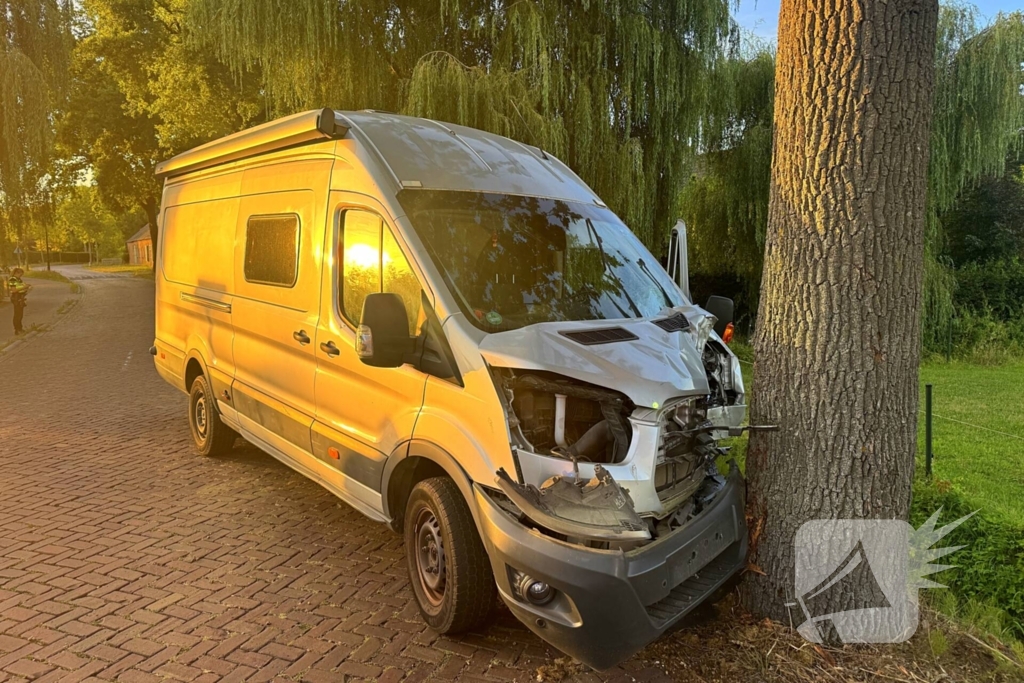 Camper botst tegen boom door bij