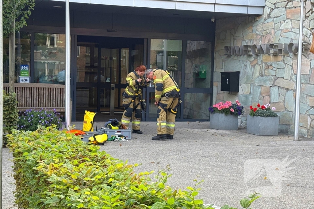 Brandweer slaat raam in voor hulpverlening