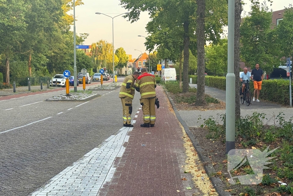Brandweer slaat raam in voor hulpverlening