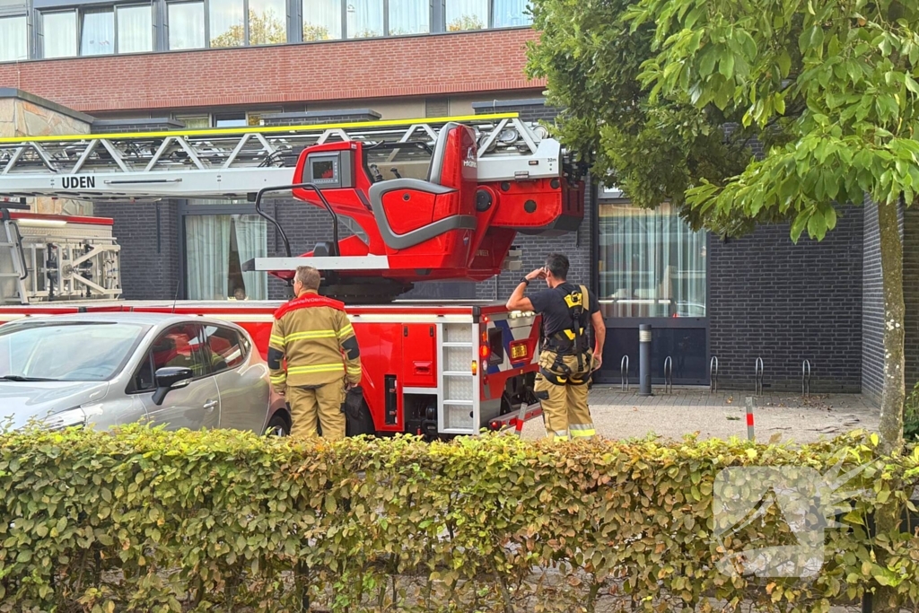 Brandweer slaat raam in voor hulpverlening