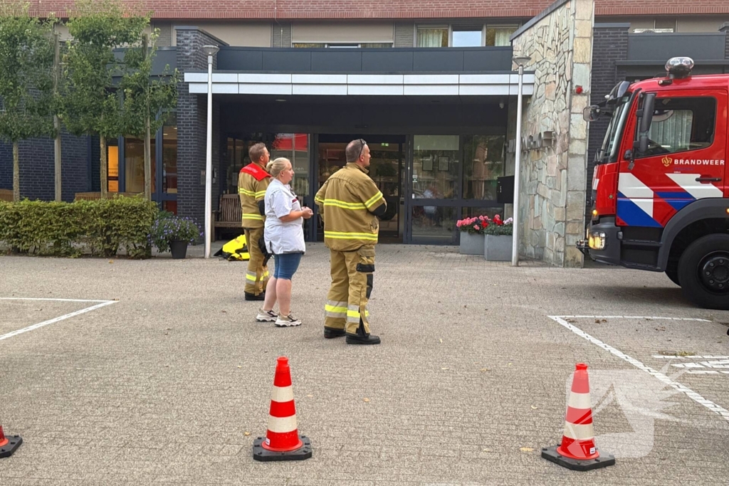 Brandweer slaat raam in voor hulpverlening