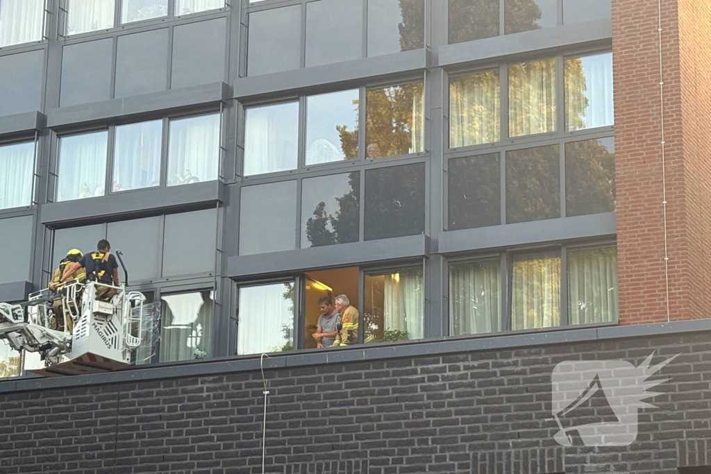 Brandweer slaat raam in voor hulpverlening