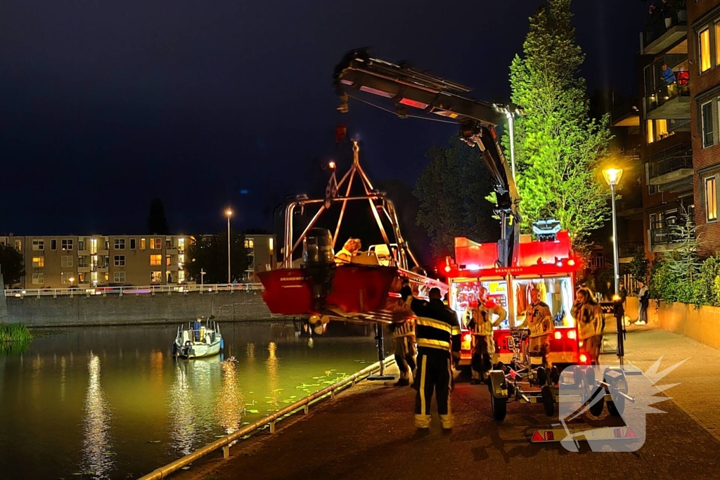 Brandweeractie voor vastgelopen boot