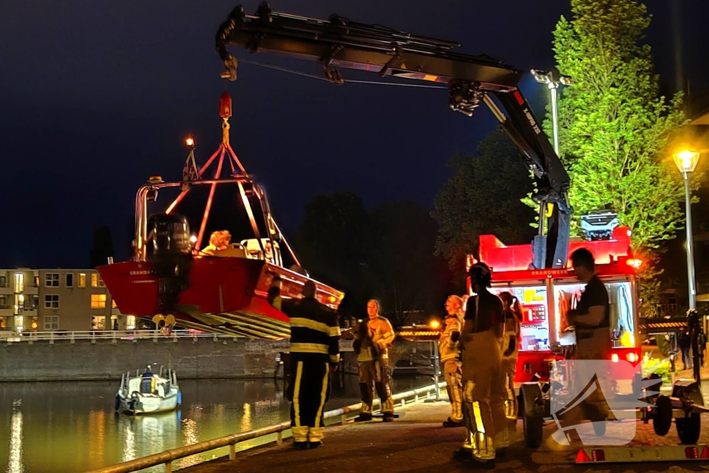 Brandweeractie voor vastgelopen boot