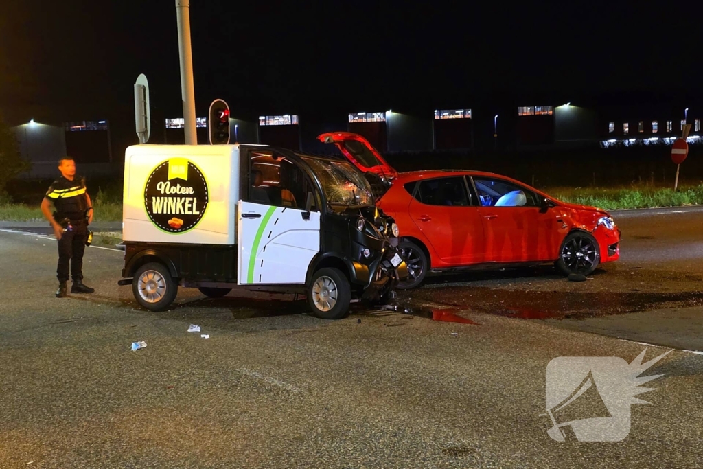Gewonde en schade na botsing met brommobiel notenwinkel