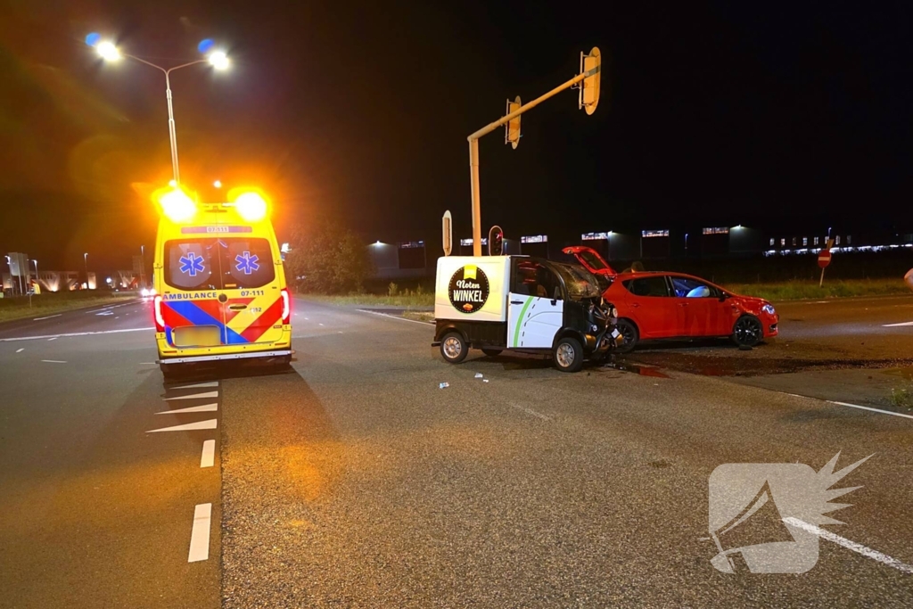 Gewonde en schade na botsing met brommobiel notenwinkel