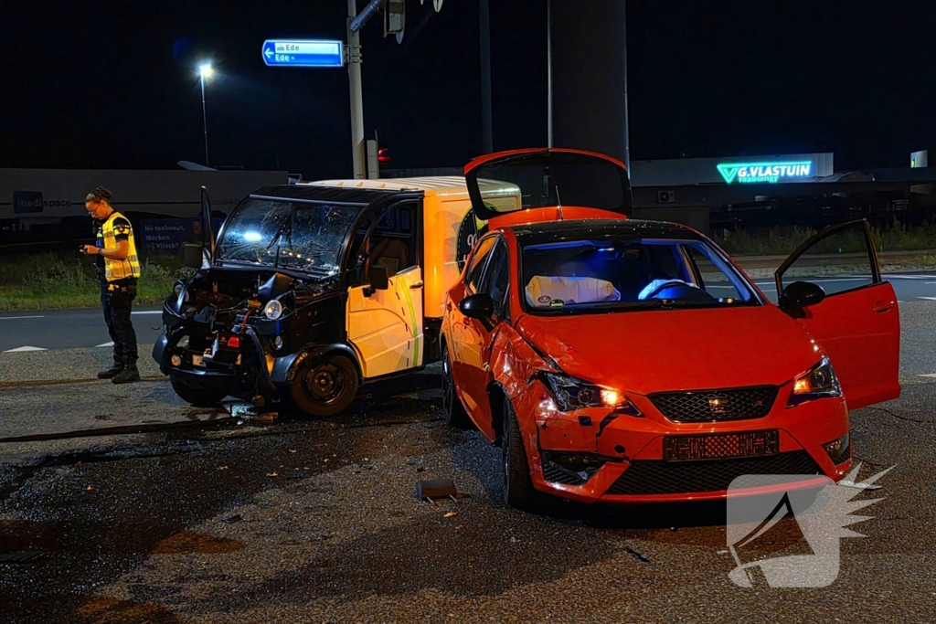 Gewonde en schade na botsing met brommobiel notenwinkel