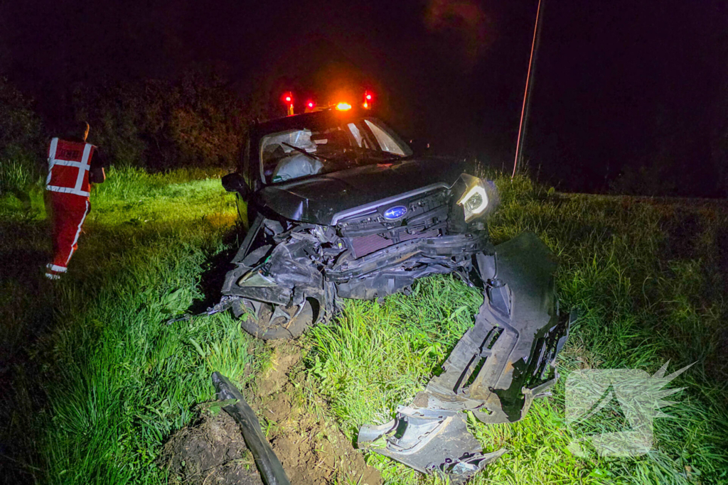 Auto vliegt uit de bocht en knalt tegen hek bij spoorwegovergang