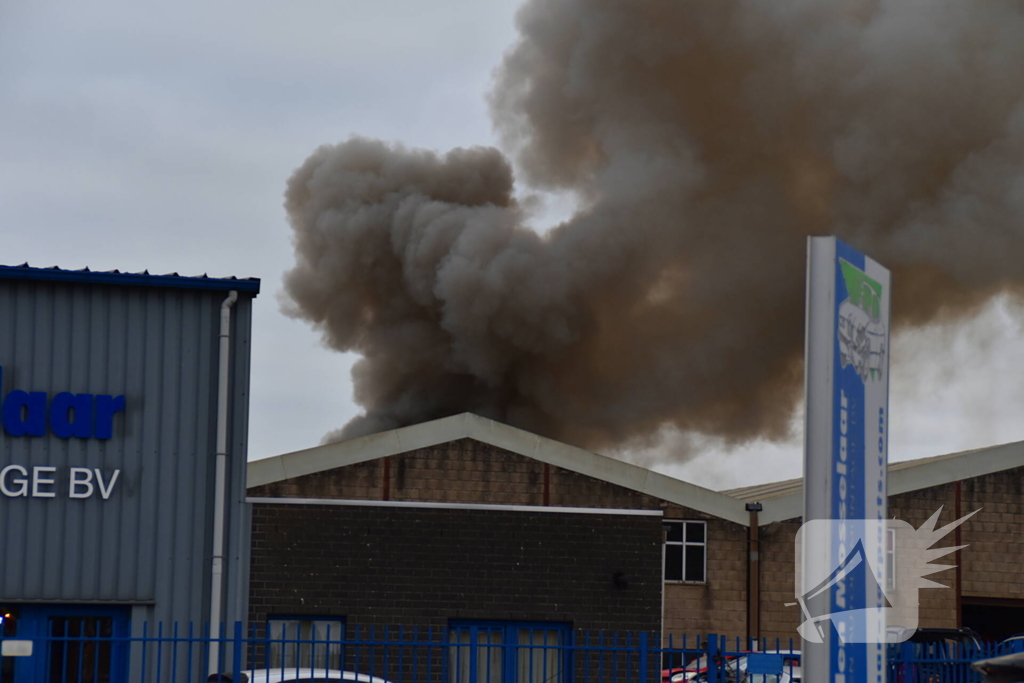 Grote brand bij autosloperij