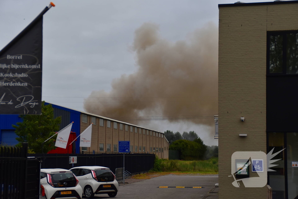 Grote brand bij autosloperij