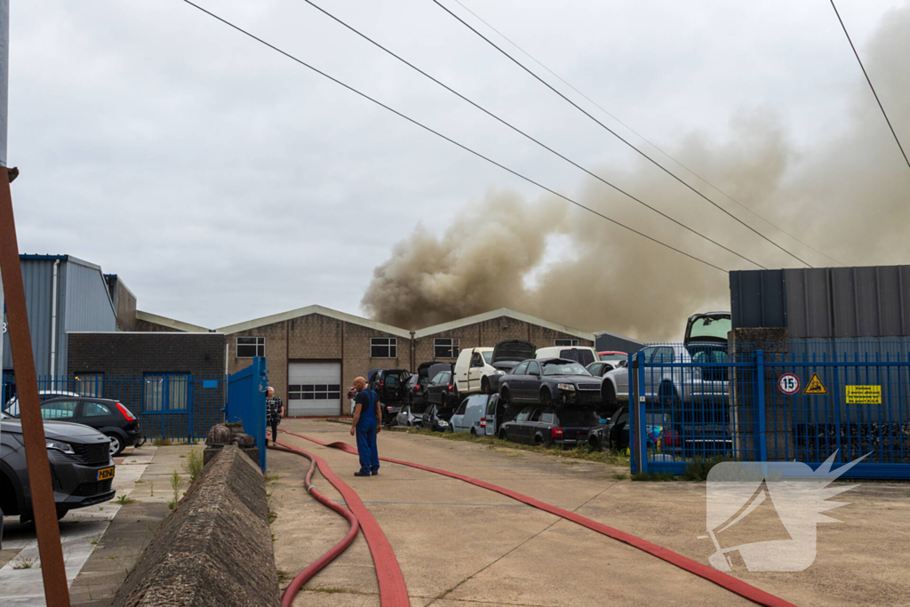 Grote brand bij autosloperij