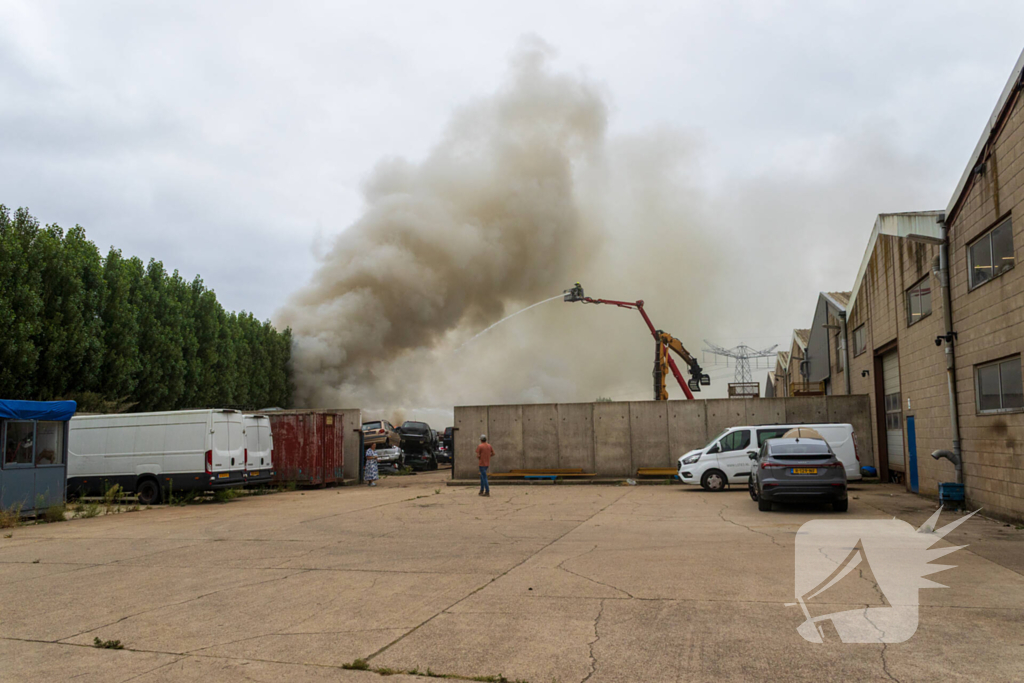 Grote brand bij autosloperij