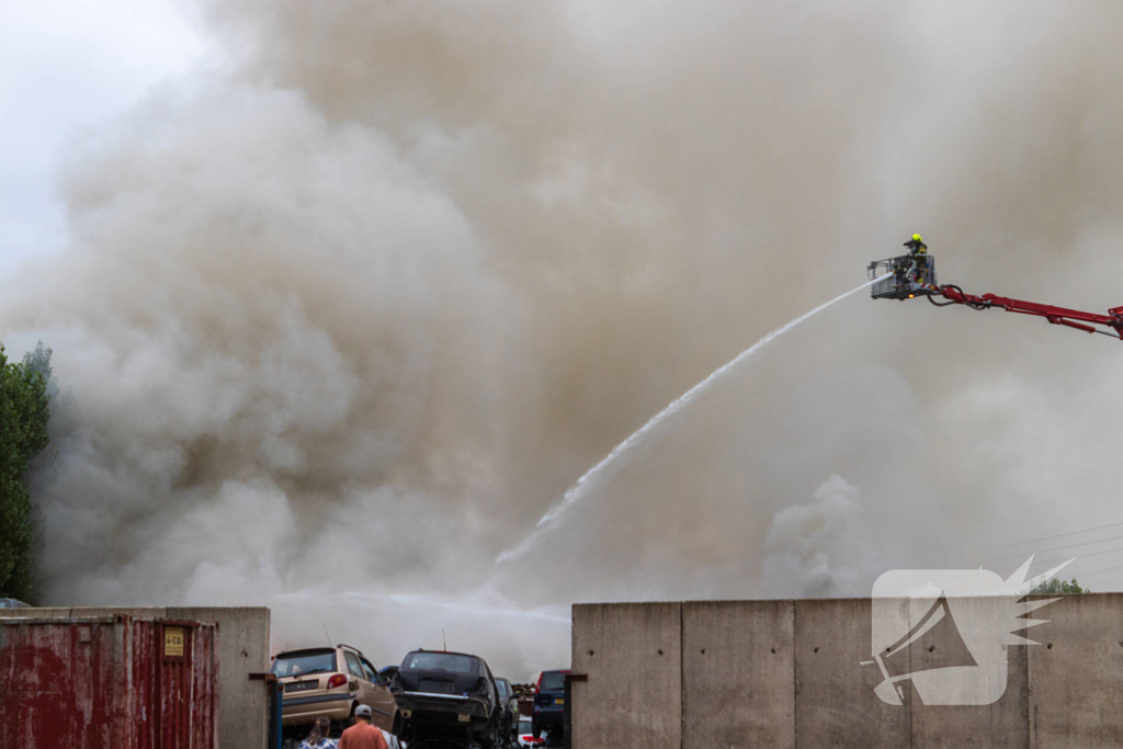 Grote brand bij autosloperij