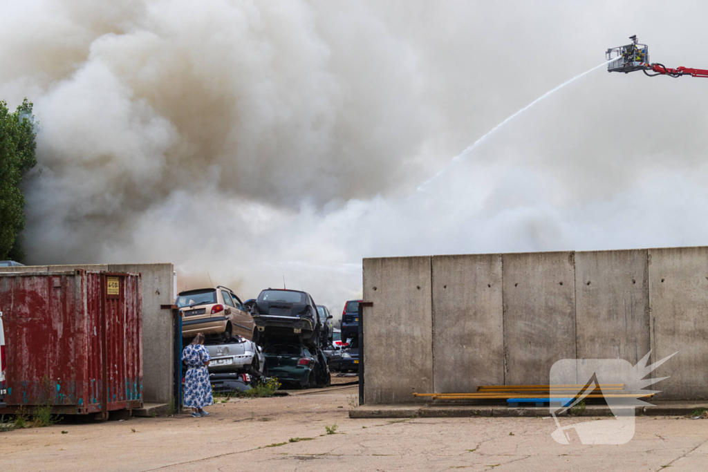Grote brand bij autosloperij