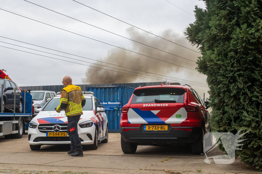 Grote brand bij autosloperij
