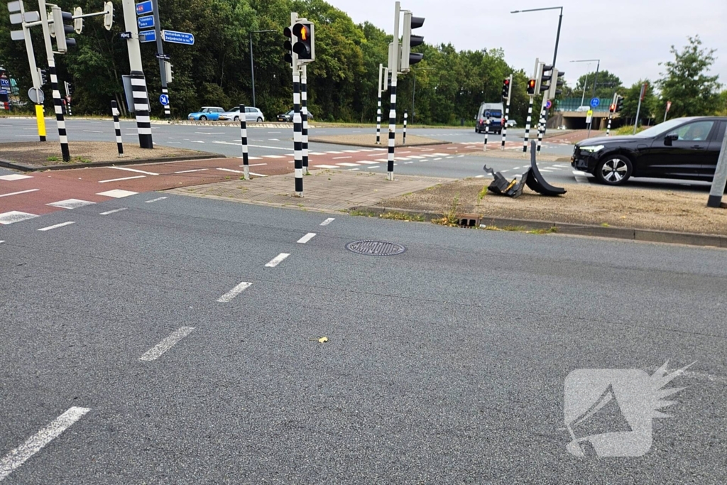 Verkeerslicht geraakt bij botsing